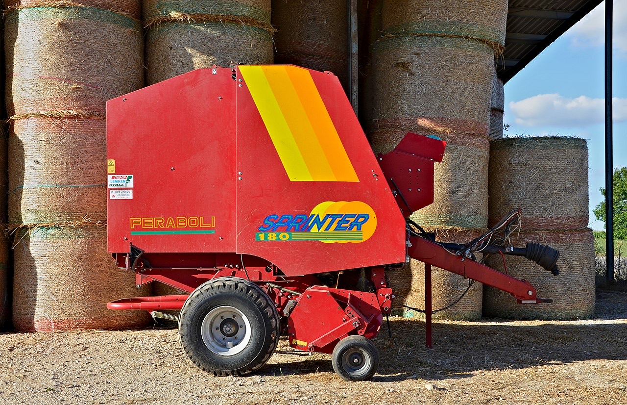 A round baler machine